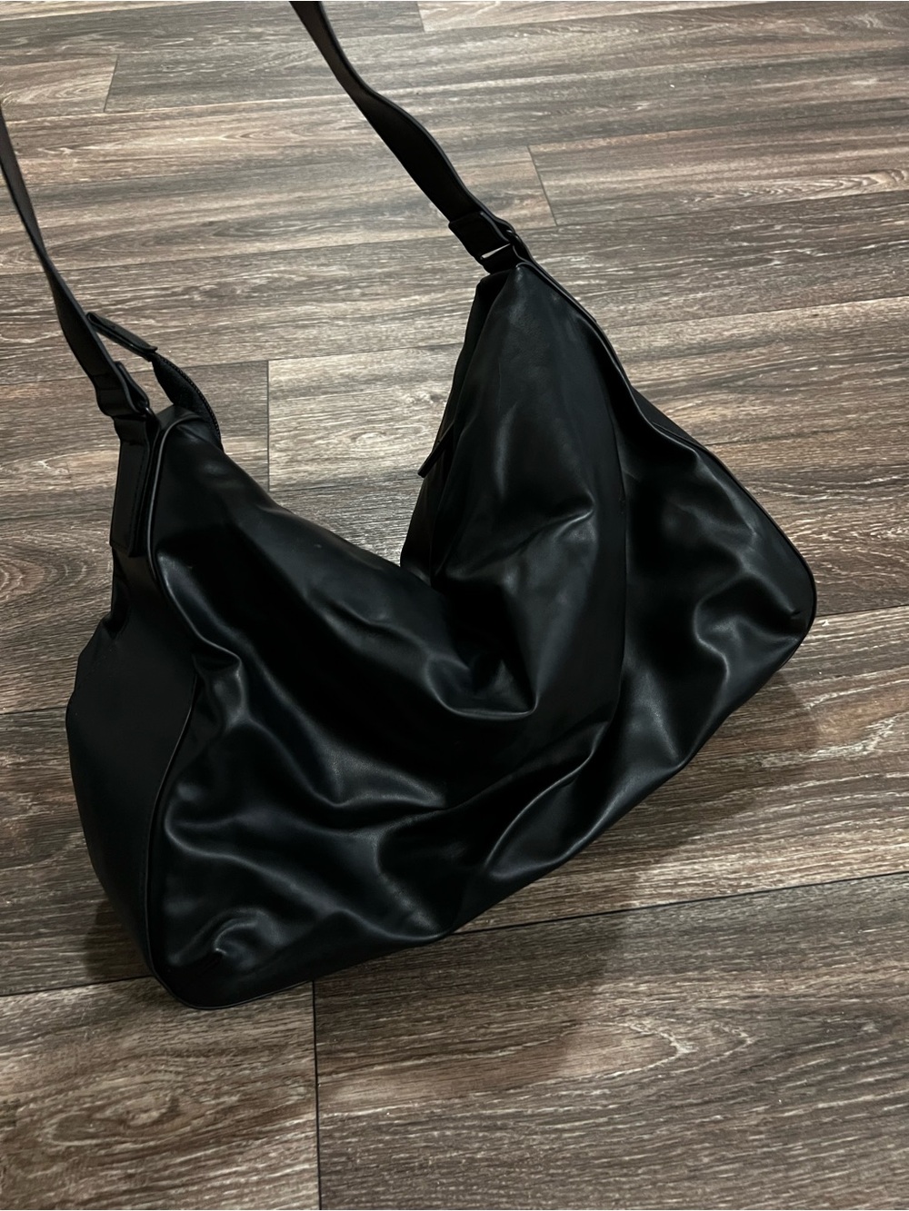 UNIQLO Faux Leather Puffy Bag Black Shoulder Hobo - Sleek Everyday Style - Picture 4 of 10